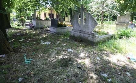 Tuż przy ogrodzeniu i wokół grobów żołnierzy walają się śmieci. – Nie tak powinien wyglądać cmentarz wojskowy - uważa pani Dorota.