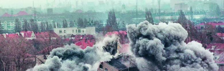 Wyburzanie budynku w Gdańsku-Zaspie po eksplozji gazu, 1995 r.