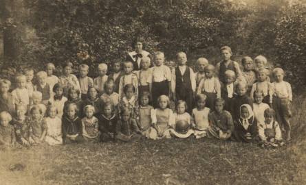 Półkolonia w Słońsku 1937 r dla dzieci Polskich , których rodzice pracowali przy żniwach