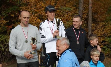 Najlepsi w biegu głównym stanęli na podium. Od lewej: Michał Jagieło, Michał Żurawski i Mariusz Weronowicz.