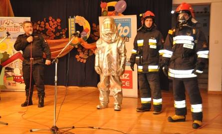 Dzieciaki mogły obejrzec ochronne ubrania naszych strażaków