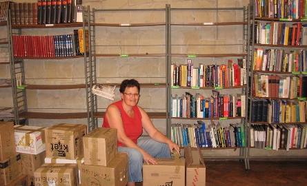 W czytelni zastajemy Marię Karkowską, która zabiera książki i czasopisma