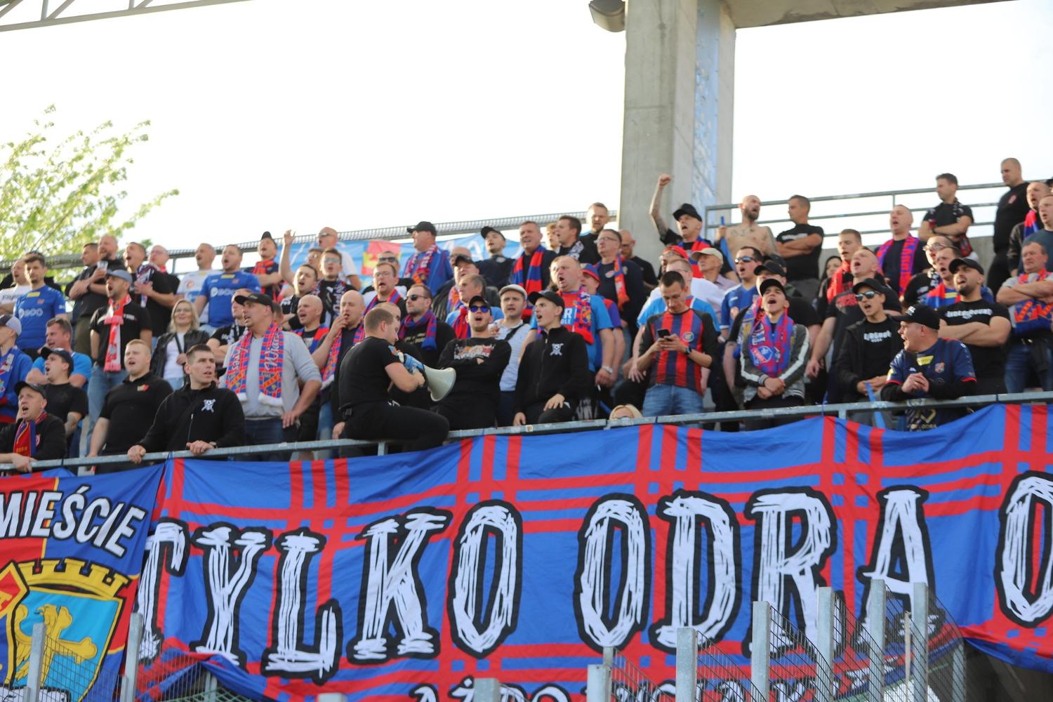 300 kibiców Odry Opole kibicowało swojej drużynie w meczu z Koroną Kielce