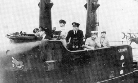 Okręt HMS „Seraph”. Dowódca Jewell stoi drugi z lewej.