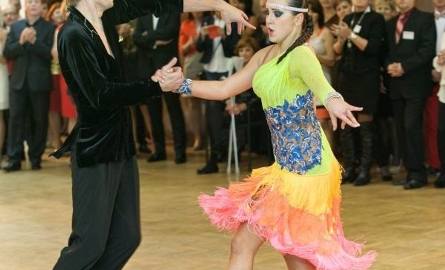 W popisowych tańcach Anna Kowalska, uczennica II klasy liceum wraz z partnerem