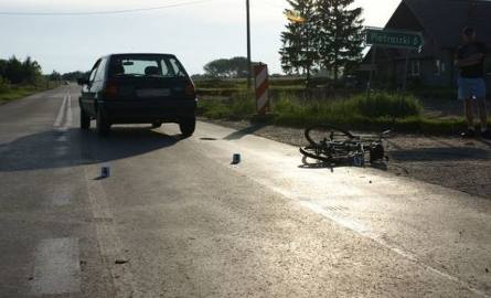 Rowerzysta wjechał na skrzyżowanie wprost pod  koła forda fiesty.