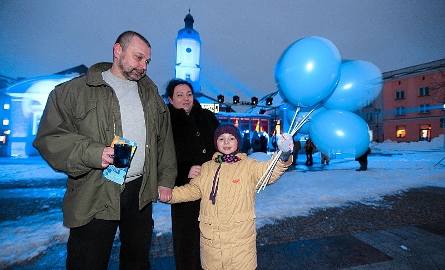 Lenka z rodzicami: Agnieszką i Andrzejem Kowalewskimi podczas akcji "Zaświeć się na niebiesko dla autyzmu". Dziewczynkę i inne dzieci
