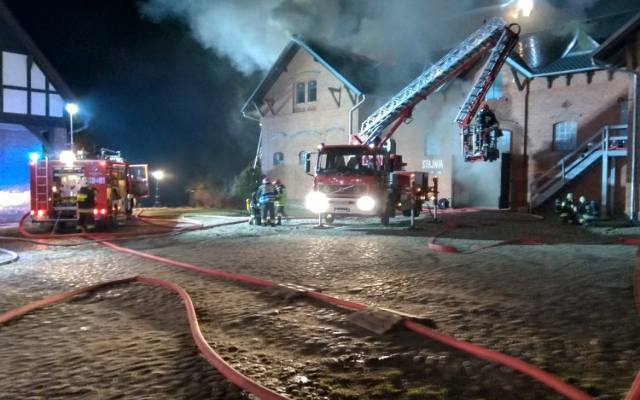Pożar folwarku w Wąsowie: Zapaliła się stajnia. Na miejscu 10 jednostek straży [ZDJĘCIA, WIDEO]