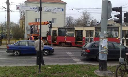 Na skrzyżowaniu Broniewskiego i Reja wykoleił się tramwaj (zdjęcia)