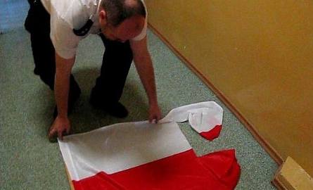 Zdeptali i znieważyli polską flagę! [zobacz wideo z monitoringu]