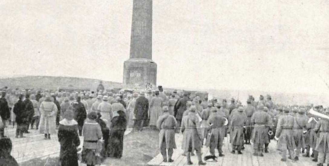 Pomnik na wzgórzu Kaim ustawiono ponoć w miejscu, w którym znaleziono poległego żołnierza armii carskiej. Odsłonięcie obelisku na wzgórzu Kaim, grudzień