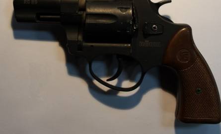  Pistolety, rewolwer i amunicja znalezione u 28-letniego kielczanina 