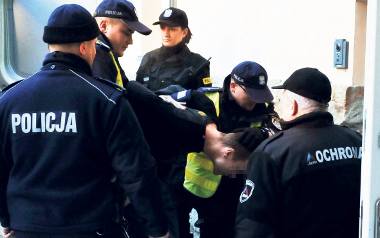Maciej B. na rozprawę aresztową, która odbyła się w sobotę (31 grudnia) przed południem w Sądzie Rejonowym w Krośnie, został dowieziony w silnej eskorcie