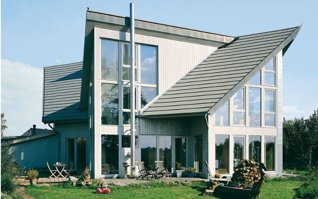 Na nowoczesnym, symetrycznym projekcie domu z prostym dachem oryginalnie wygląda dachówka Tegalit (widoczna na zdjęciu).