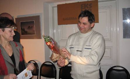 Dariusz Stelmach otrzymał od kolegów symbolicznego kwiatka