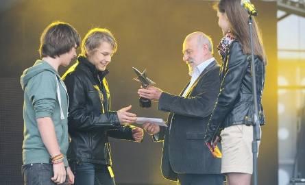Nagrodę zespołowi Medyk w kategorii Debiut wręczają Andrzej Czuba, wiceprezes Regionalnej Organizacji Turystycznej Województwa Świętokrzyskiego oraz