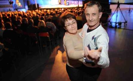 Hanna Kozos i Janusz Salamonik z Opola poznali się 4 lata temu na dancingu, gdzie grali również śląskie szlagry. Najpierw zgrali się w tańcu, potem w