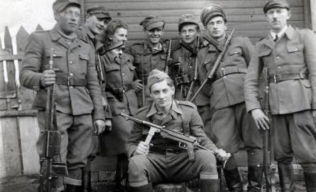 Hieronim Dekutowski (siedzi na zdjęciu), pseudonim „Zapora”, był Żołnierzem Polskich sił Zbrojnych na Zachodzie, cichociemnym, dowódcą oddziałów partyzanckich