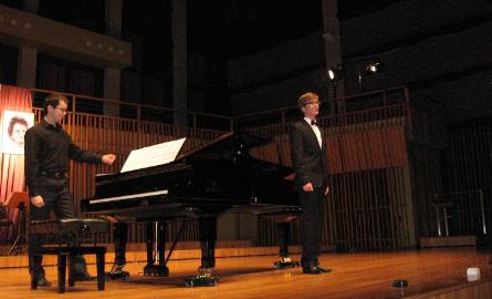 Huber Kowalczyk śpiewał arię Skołuby ze "Strasznego Dworu" Moniuszki, przy fortepianie Paweł Skowroński