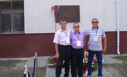 Edward Andruszko (w środku) z Bydgoszczy i Zbigniew Zieliński z Brodnicy - obaj  trafili to Potulic w 1982 r. z wyrokami sądu wojskowego