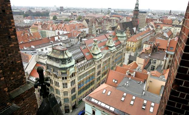Taki widok rozpościera się z Mostku Pokutnic – wspaniała okazja, żeby popatrzeć na starówkę Wrocławia z nieco innej perspektywy.