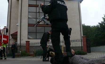 Pierwsze sceny rozegrały się pod budynkiem gimnazjum. Policjanci zatrzymują jednego z „przestępców”.