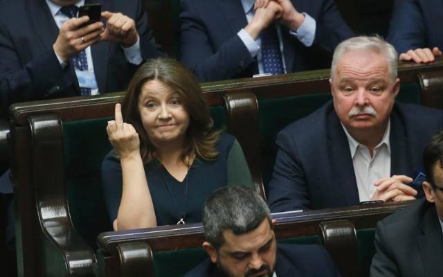 2 mld zł dla TVP. Joanna Lichocka pokazała środkowy palec opozycji? KO wnosi o ukaranie posłanki PiS