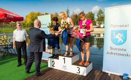Najlepsze biegaczki w klasyfikacji generalnej kobiet. Na najwyższym stopniu podium Agnieszka Szymańska z Sędziszowa, po lewej Mariola Dudek z AZS UEK