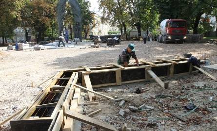Trwają prace przy budowie ławek na skwerze Stefana Żeromskiego w Kielcach.