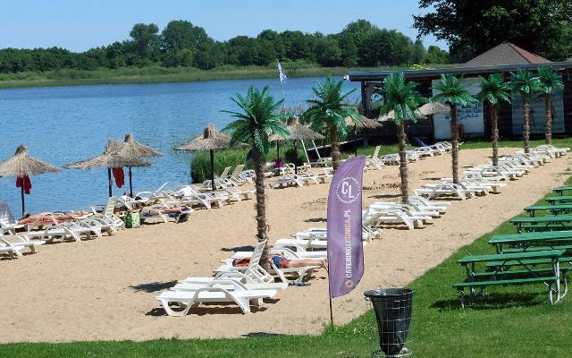 Plaża jak na Hawajach, a znajduje się mniej niż godzinę drogi z Wrocławia. Na miejscu słomiane parasole, knajpka, leżaki