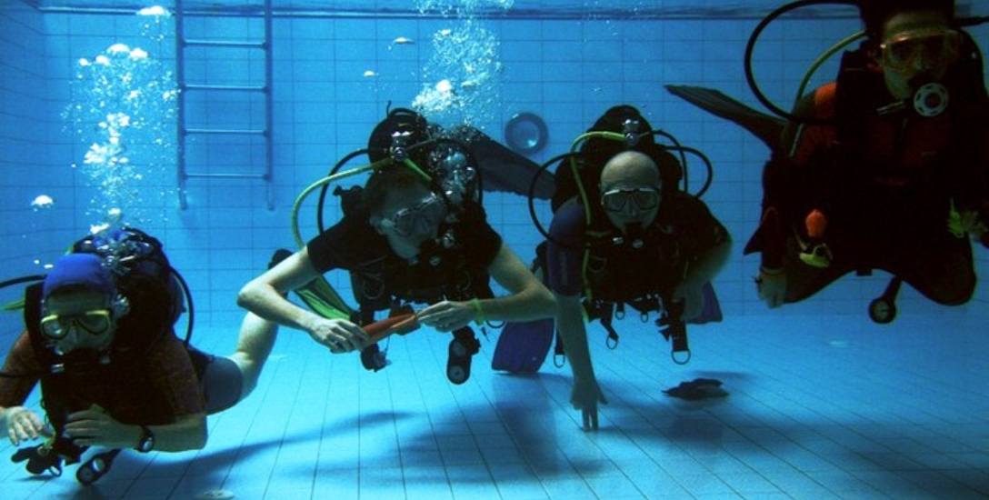 Żołnierze trenują schodzenie pod wodę ze sprzętem do nurkowania. Skaczą również ze spadochronami.