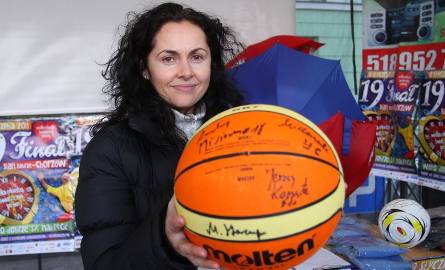 Anna Zasławska, główny organizator imprezy prezentuje piłkę z podpisami gwiazd polskiej ekstraklasy koszykówki.