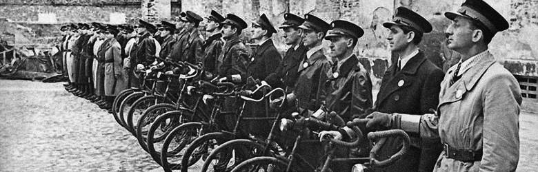 Żydowscy policjanci w getcie warszawskim - maj 1941 r. Do 1943 r. większość z nich zginie