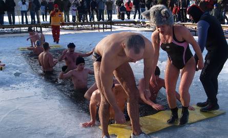 Na zakończenie pokazów ratownicy wskoczyli do basenu wykutego w lodzie na jeziorze Łobez