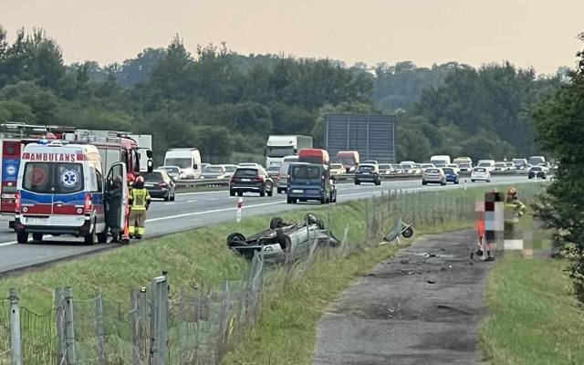 Samochód dachował na autostradzie A4 Kraków - Katowice. Są utrudnienia w ruchu