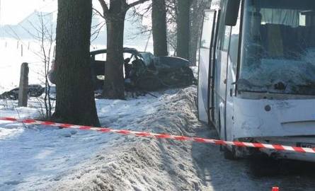 18-letnia dziewczyna zginęła w wypadku. Jej brat i pasażerowie autobusu trafili do szpitala (zdjęcia, wideo)