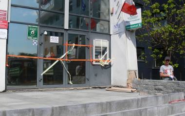 Starostwo Powiatowe w Sandomierzu remontuje wejście do budynku, w którym pracuje Wydział Komunikacji    
