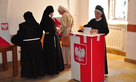 Głosowały także siostry zakonne.