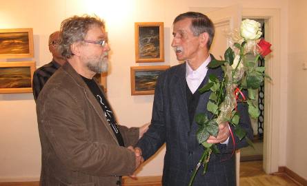 Artyście gratuluje rzeźbiarz, Wiesław Jelonek.