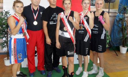 Aneta Rygielska (trzecia od prawej) z ekipą Pomorzanina Toruń na młodzieżowych mistrzostwach Polski w MKS Start w Grudziądzu.