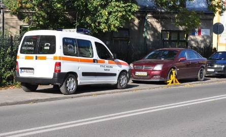 Blokady zakładane są najczęściej pojazdom zaparkowanym na chodniku przed „Kochanowskim”