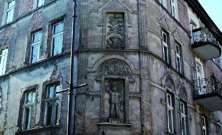 Narożna kamienica u zbiegu ulic Mickiewicza i Orzeszkowej. Nie ma jej w rejestrze zabytków. Niestety niszczeje.