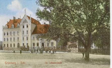 W 1908 r. elżbietanki zbudowały drugą część budynku (po lewej stronie) z kaplicą, hospicjum i domem starców. Trzecią część dobudowano w 1927 r.