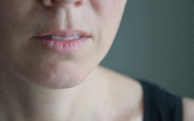 Odczuwasz suchość w ustach? To może być odwodnienie, ale też sygnał ostrzegawczy. Suchość w ustach może oznaczać poważną chorobę