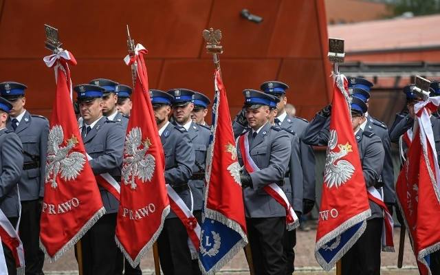 Zarobki policjantów w Polsce. Tyle wyniesie pensja policjanta w 2024 roku. Podstawowe uposażenie, dodatki, premie