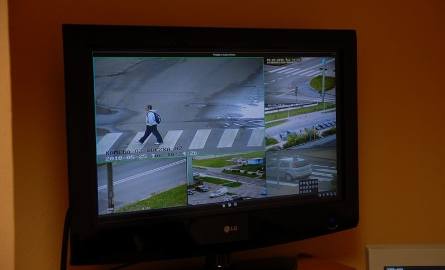 Obraz z kamer można oglądać na monitorze w Punkcie Przyjęć Interesantów Komendy Miejskiej Policji przy ul. Sikorskiego