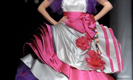 Kolorowa suknia Bartosza utrzymana w stylu haute coutu-re zdobyła liczne pochwały.