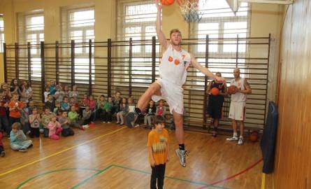 Koszykarze UMKS Kielce spotkali się z uczniami kieleckiej szkoły