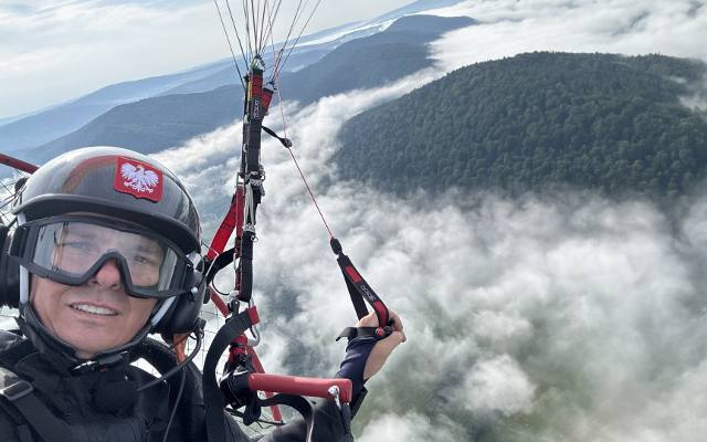 Klimkówka jak z bajki - uśpiona we mgle w obiektywie moto paralotniarza Piotra Szczerby. Czy to już meteorologiczna zapowiedź babiego lata?