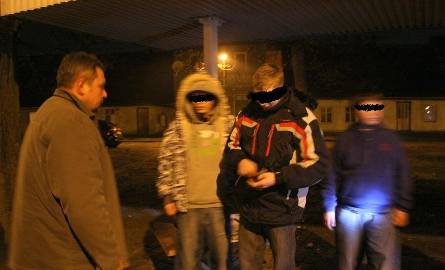 Asp. sztab. Janusz Mielec sprawdza nieletnich na przystanku autobusowym w Czerwieńsku.